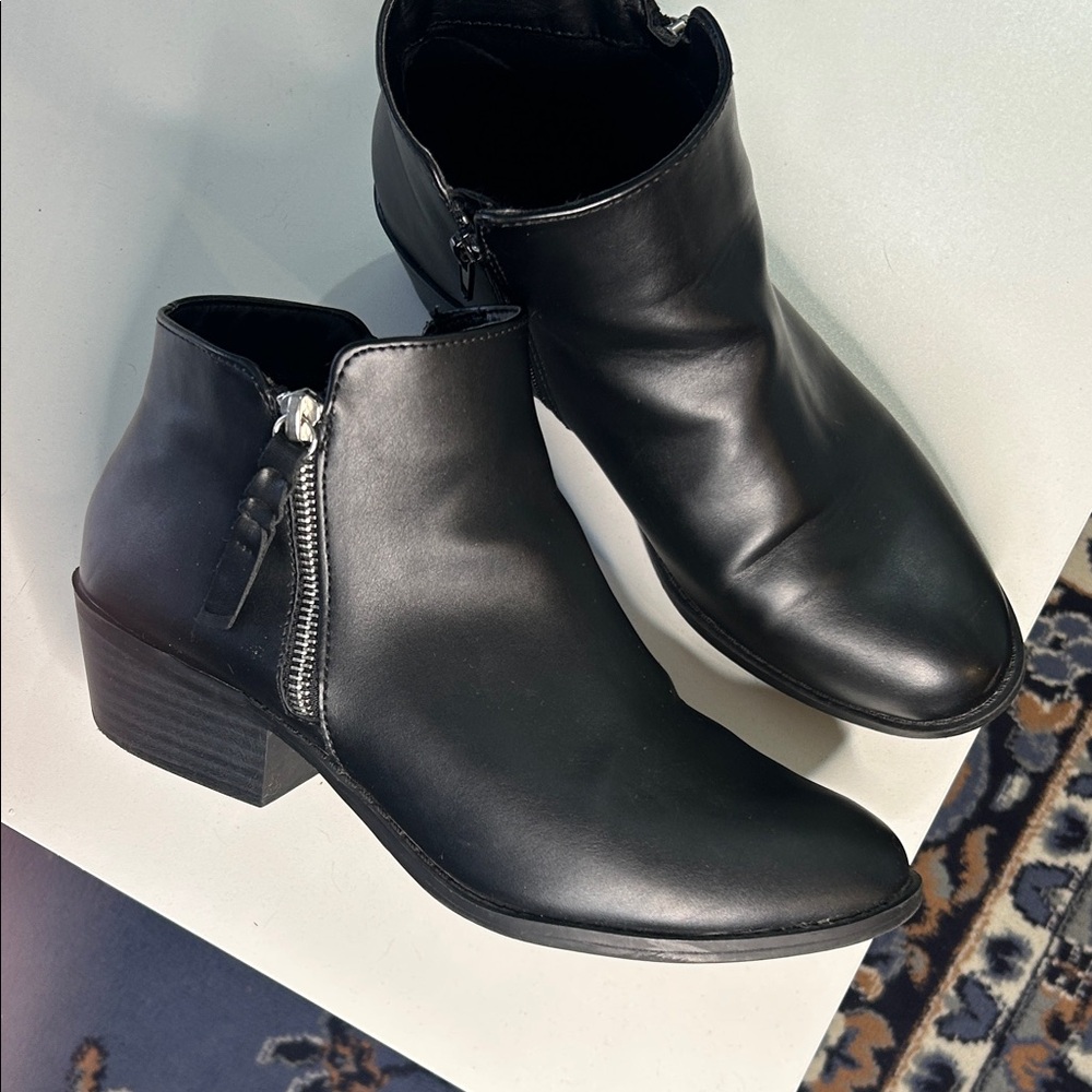 Arizona Jean Company Black Ankle zip up boots,9.5